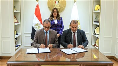 وزيرة التنمية المحلية تشهد مراسم توقيع عقد توريد مجزرين متنقلين لذبح الماشية