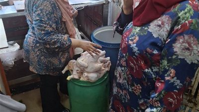 ضبط وإعدام مواد غذائية مجهولة المصدر بالمنوفية وتحرير 44 محضر مخالفات 