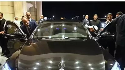 محمد بن زايد يقود السيارة رفقة السيسي بالعلمين.. ما دلالات المشهد بروتوكوليا؟