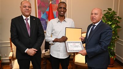 وزيرا الصناعة والنقل يكرمان «عامل مزلقان» خاطر بحياته لإنقاذ حياة شاب
