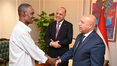 كامل الوزير يكرم فني مزلقان بني سويف بعد إنقاذه لشاب إنقاذه لشاب