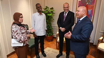وزيرا النقل والعمل يكرمان عامل مزلقان السادات ببني سويف