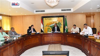 محافظ الفيوم يتابع معدلات الأداء بملفي تقنين أملاك الدولة والتصالح