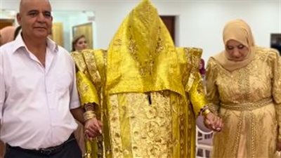 عروس تونسية تخطف الأنظار بفستان من ذهب.. حقيقة التصميم المدهش