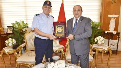 محافظ بورسعيد يستقبل قائد القاعدة البحرية ويشيد بتأمين قناة السويس