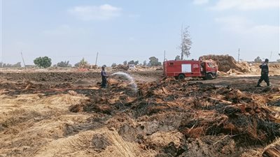 الدفع بـ11 سيارة إطفاء للسيطرة على حريق هائل بشونة كتان في قرية شبرا ملس بزفتى