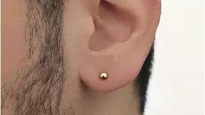 ما حكم لبس الرجل للحلق ... وهل ينطبق الحكم على ارتداء السلسلة؟ 