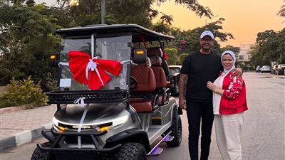 محمد فاروق يهدي زوجته 