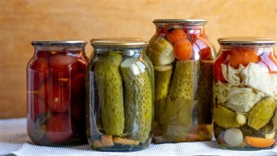 من صحة الأمعاء إلى خطر السرطان.. كل ما لا تعرفه عن المخللات