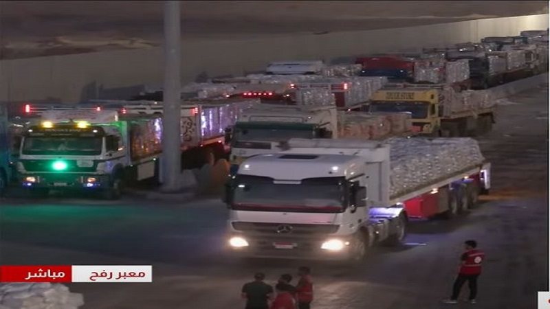 اصطفاف عشرات الشاحنات
