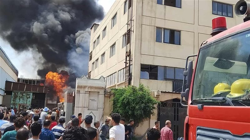 النيران تلتهم مصنعًا