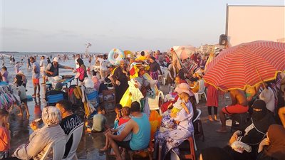 إقبال كثيف على شواطئ رأس البر رغم التحذيرات ورفع الرايات الحمراء