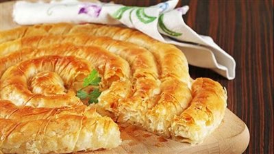 فطار اليوم تركي..طريقة عمل بوريك بالجبنة وسلطة منعشة بخطوات سهلة