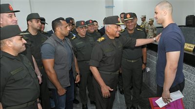 القائد العام للقوات المسلحة يتفقد اختبارات القبول بالأكاديمية العسكرية المصرية