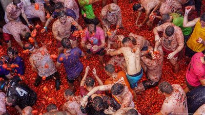 مهرجان الطماطم في إسبانيا.. متى بدأ ولماذا يحتفل به العالم؟