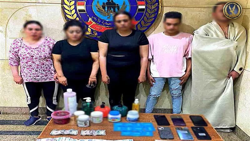 المتهمين و أمامهم