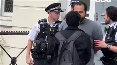 اعتقال يوسف حواس بعد تظاهره أمام السفارة المصرية في لندن 