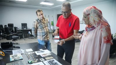 أسرة أسطورة الكرة المصرية عبد الكريم صقر تهدي أبرز مقتنياته لاتحاد الكرة