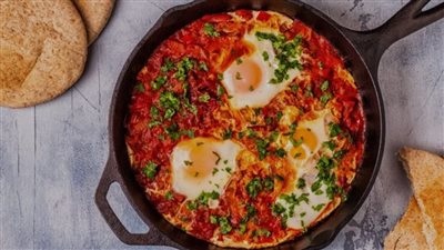 عشاء اليوم تركي.. طريقة عمل الشكشوكة مع سلطة الحمص وخبز البيتا