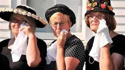 مهنة غريبة.. امرأة تتقاضى 60 دولارًا في الساعة مقابل البكاء في الجنازات