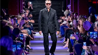 في يوم ميلاده.. المصمم العالمي توم فورد رحلة حافلة من الفن إلى الموضة