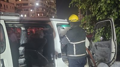 السيطرة على حريق ميكروباص بشارع طرح البحر السياحي في بورسعيد