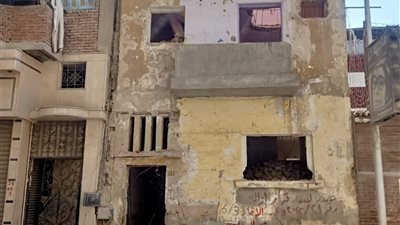 لخطورته على الأهالي.. إزالة عقار آيل للسقوط في السويس