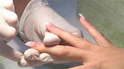 الاتحاد الأوروبي يحظر جل الأظافر..تعرفي على أسباب القرار والمخاطر الصحية لمادة