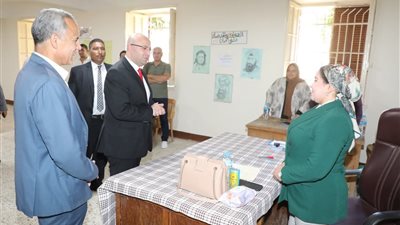 محافظ بني سويف يتابع أعمال فتح اللجان والاقتراع في اليوم الثاني لجولة الإعادة