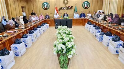 محافظ المنوفية يلتقى بأكثر من 50 حالة إنسانية وذوي همم من أبناء المحافظة