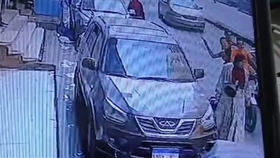 الأمن يفحص فيديو لثلاثة شباب يتعدون على السيدات بكرباج ويصيبون مسنا بفيصل