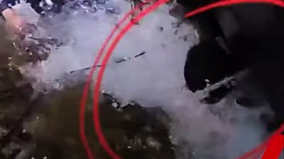 مشهد يحبس الأنفاس.. لحظة انقاذ طفل محاصر وسط الصخور| فيديو   