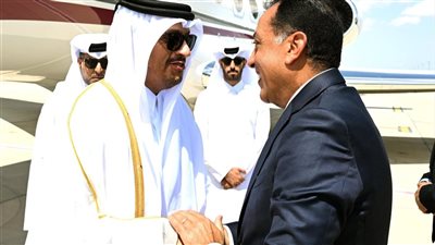 رئيس الوزراء يستقبل نظيره القطري بمطار العلمين الدولي