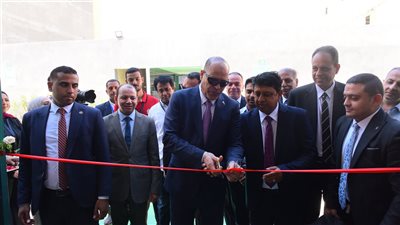 وزير العمل يفتتح صالة الإنتاج الجديدة بشركة جولدن ستارز للملابس الجاهزة