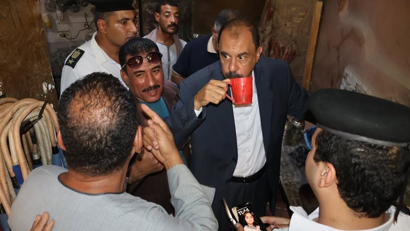 محافظ سوهاج يشرب