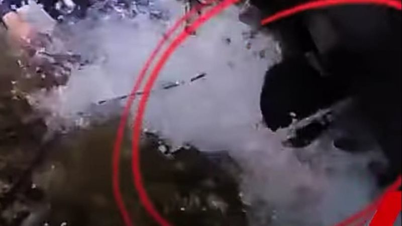لحظة انقاذ طفل محاصر