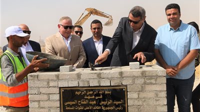 محافظ السويس يضع حجر الأساس لمشروع إنشاء “١٠٤” عمارة إسكان بديل بحي عتاقة
