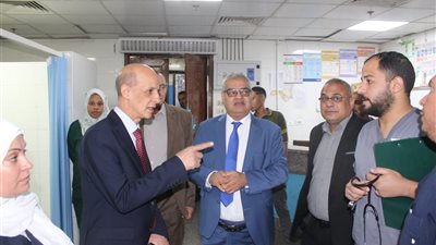 رئيس جامعة بني سويف يتفقد المستشفى الجامعي ويوجه بتوفير كافة سبل الراحة للمرضى