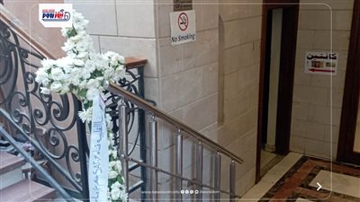 بالصلبان والورود.. الاستعدادات الأولى لبدء عزاء الإعلامي عاطف كامل