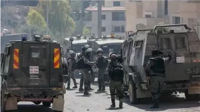 جيش الاحتلال يداهم مدارس ويعتقل معلمين ويصادر مواد تعليمية في الخليل بالضفة