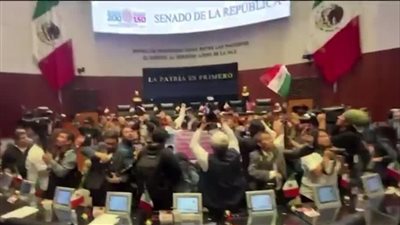 واقعة غير مسبوقة.. شجار عنيف وتهديد بالقتل داخل مجلس الشيوخ في المكسيك