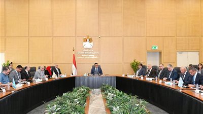 العاصمة الإدارية تستعد للقفزة الكبرى.. وزير الإسكان يتابع منطقة الأعمال