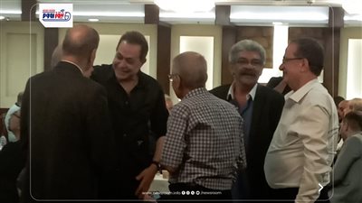 حكيم يواسي أسرة الإعلامي عاطف كامل في عزاءه بكنيسة مارمرقس