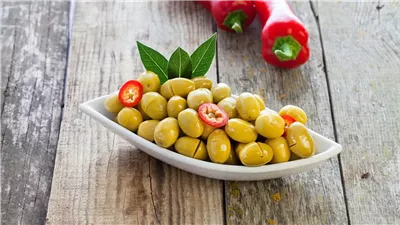 طريقة عمل الزيتون المخلل في المنزل بخطوات سهلة وسريعة 