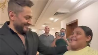 بعد أن وعدها برؤيته .. تامر حسني يقابل هايدي طفلة الشيبسي|صور