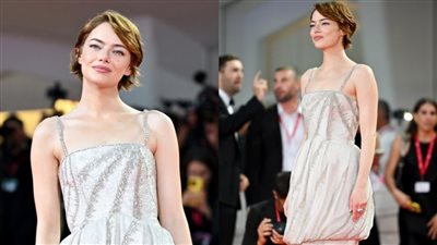 إيما ستون ترتدي إطلالة مستوحاة من الألفينات خلال حضورها فينيسيا السينمائي 