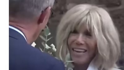 ميرتس يهدي باقة ورود لزوجة ماكرون بحضور الرئيس الفرنسي في حصن بريجانسون  