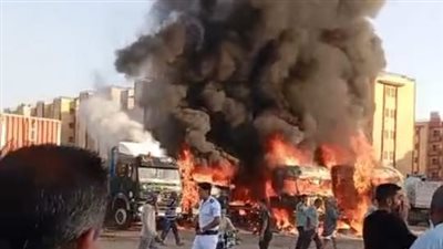 السيطرة على حريق التهم 4 سيارات نقل في جراج خلف مستشفى القرين بالشرقية