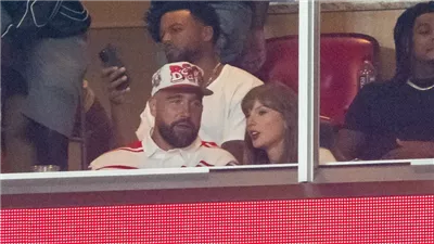 أول ظهور بعد الخطوبة.. تايلور سويفت وترافيس كيلسي يخطفان الأضواء