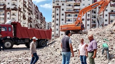 استجابة لمطالب المواطنين.. بدء اعمال رفع أكوام الرتش بشارع الصباح ببورسعيد